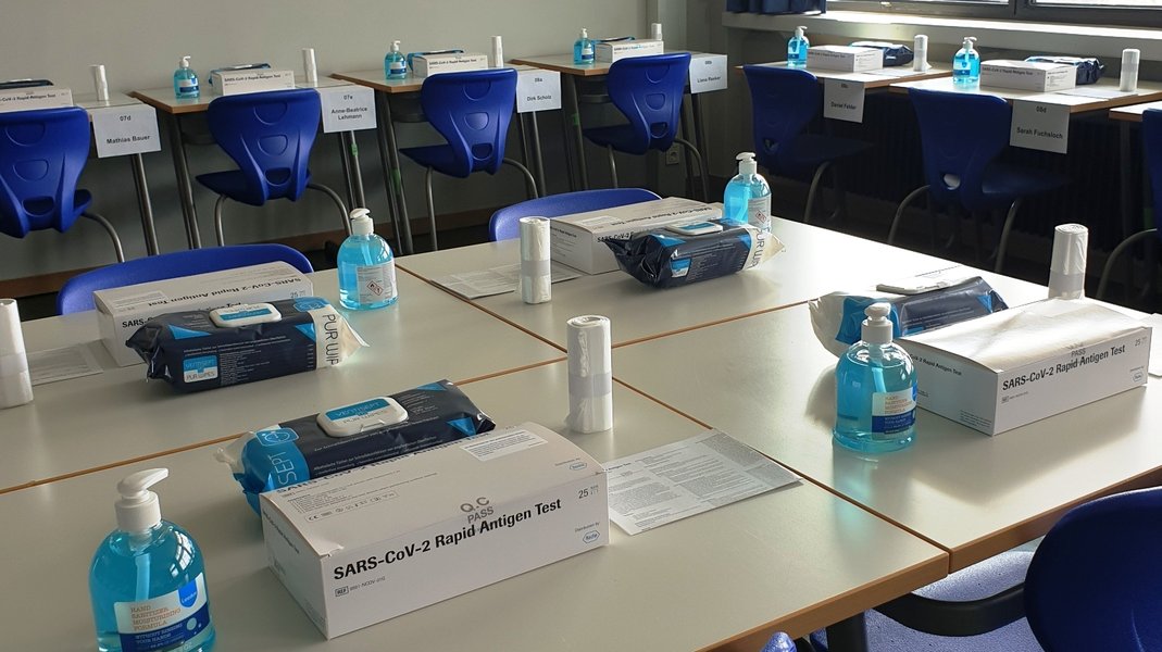 Testkits auf Tischen