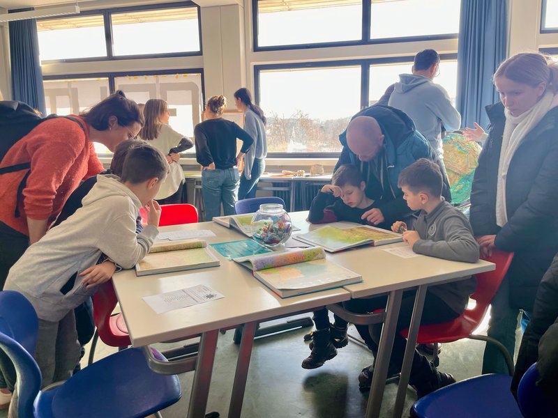 Schüler präsentieren ihre Schule