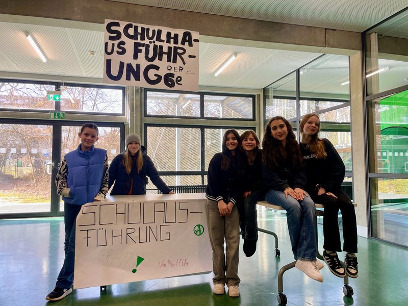 Schüler präsentieren ihre Schule
