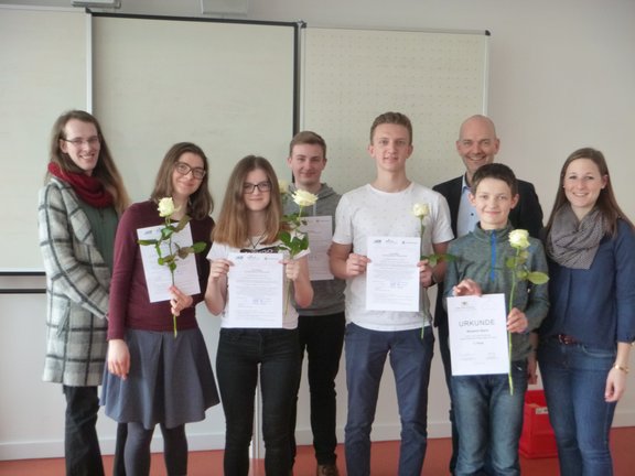 Gruppenfoto der Sieger mit Lehrerin und Schulleiter