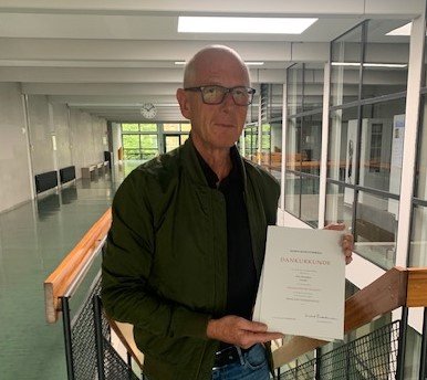 Ulrich Dörr mit der Urkunde