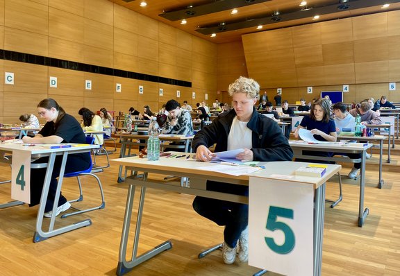 Schüler schreiben prüfung