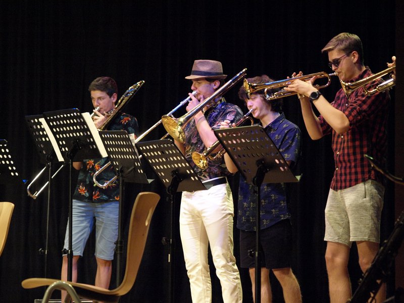 Schüler musizieren auf Bühne