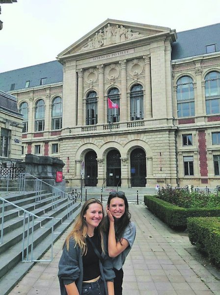 zwei Frauen vor historischem Gebäude